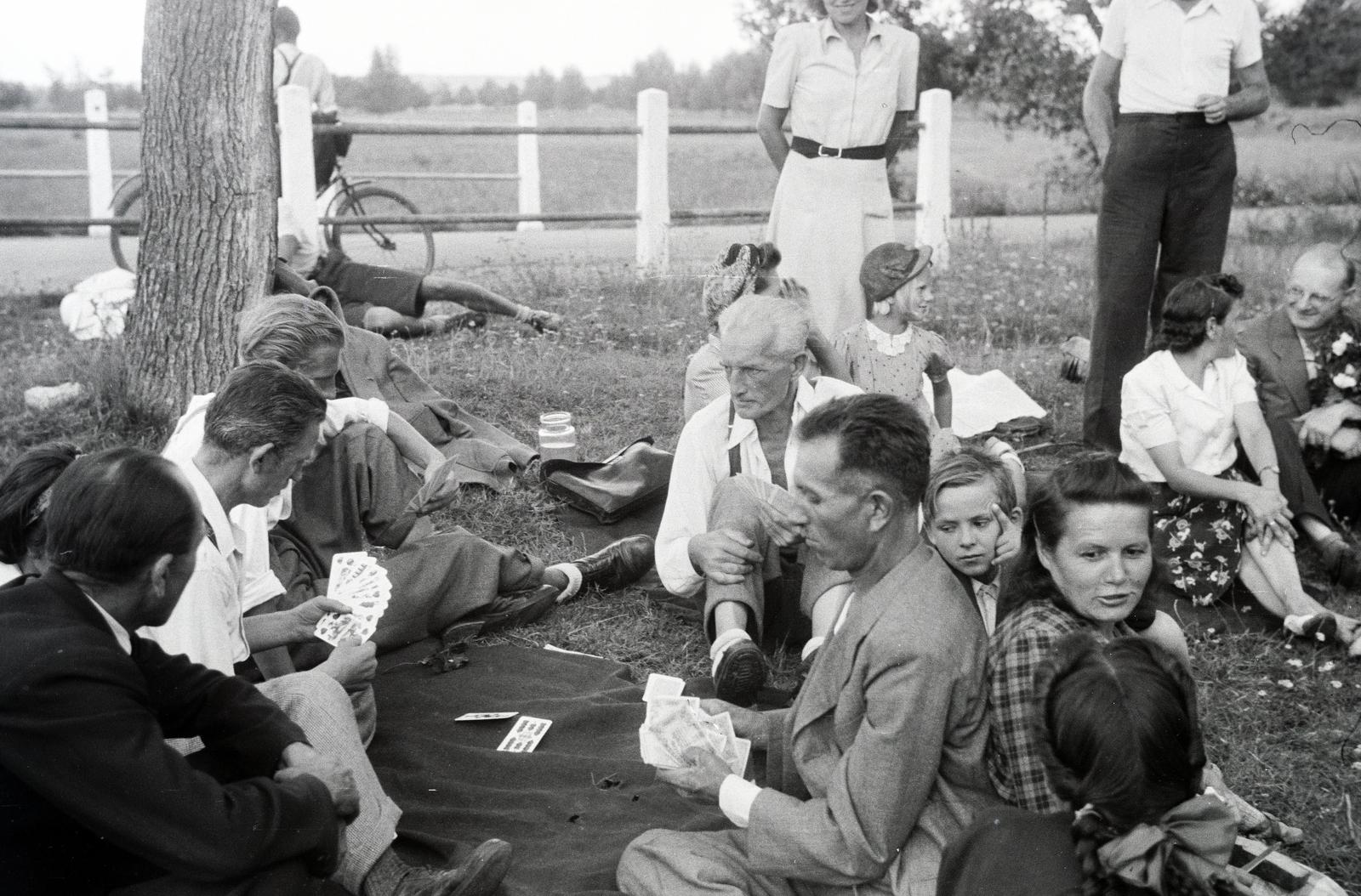 1949, Nagy Emese, relaxation, mass, picnic, card game, plaid, sitting, board game, Fortepan #291670