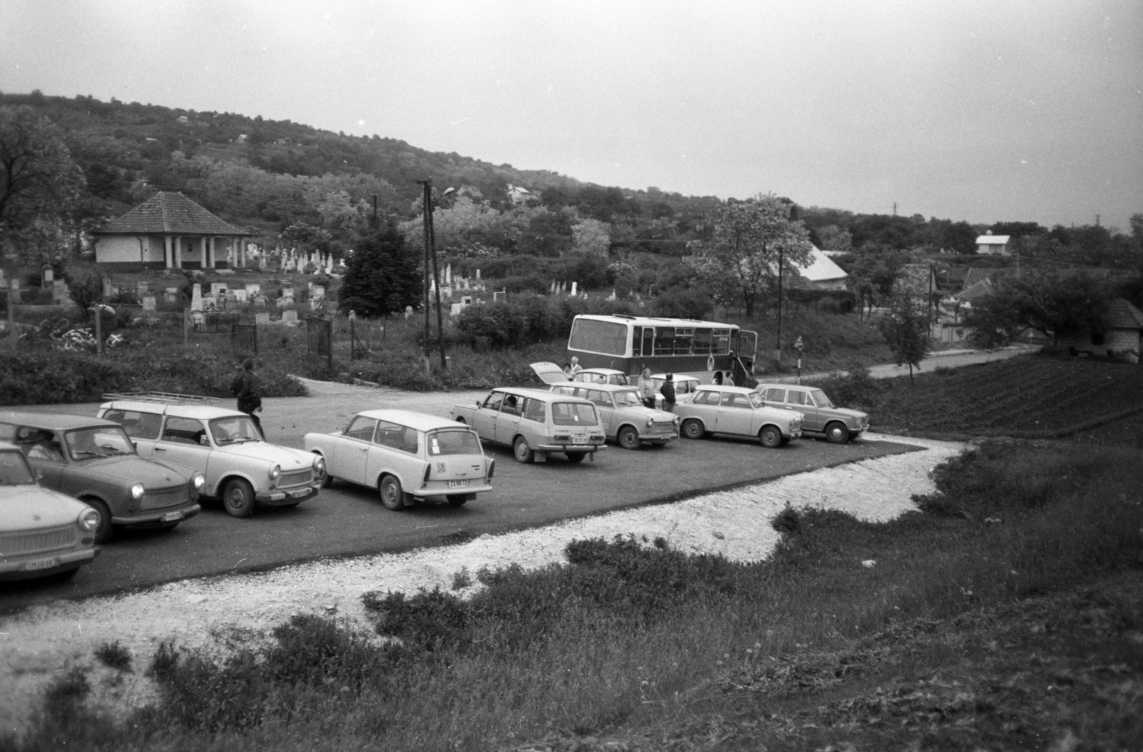 Magyarország, Zsámbék, Corvin János utca, parkoló a temetőnél., 1979, Nagy Emese, Trabant-márka, Trabant 601, láda, Trabant 601 Universal, Fortepan #291672