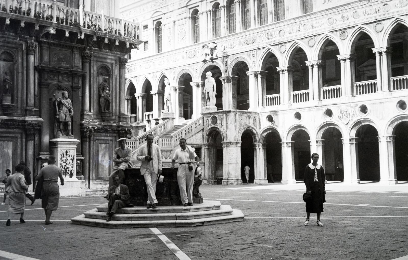 Italy, Venice, a Dózse-palota udvara. A domborműves bronz kútfő a Pozzo dell'Alberghetti. Háttérben a Velencei Köztársaság főkapitányának márványszobra. Az Óriások lépcsőjénél Mars és Neptunusz szobra, melyek Velence katonai és tengeri erejét szimbolizálják, 1930, Nagy Emese, architectural heritage, archway, Fortepan #291688