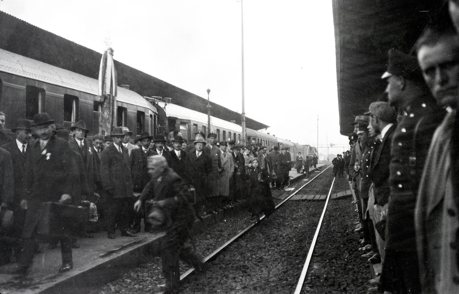 Bulgária, Szófia, pályaudvar, balra az Országos Magyar Dalosszövetség küldöttsége., 1933, Nagy Emese, bemozdulás, peron, Fortepan #291691