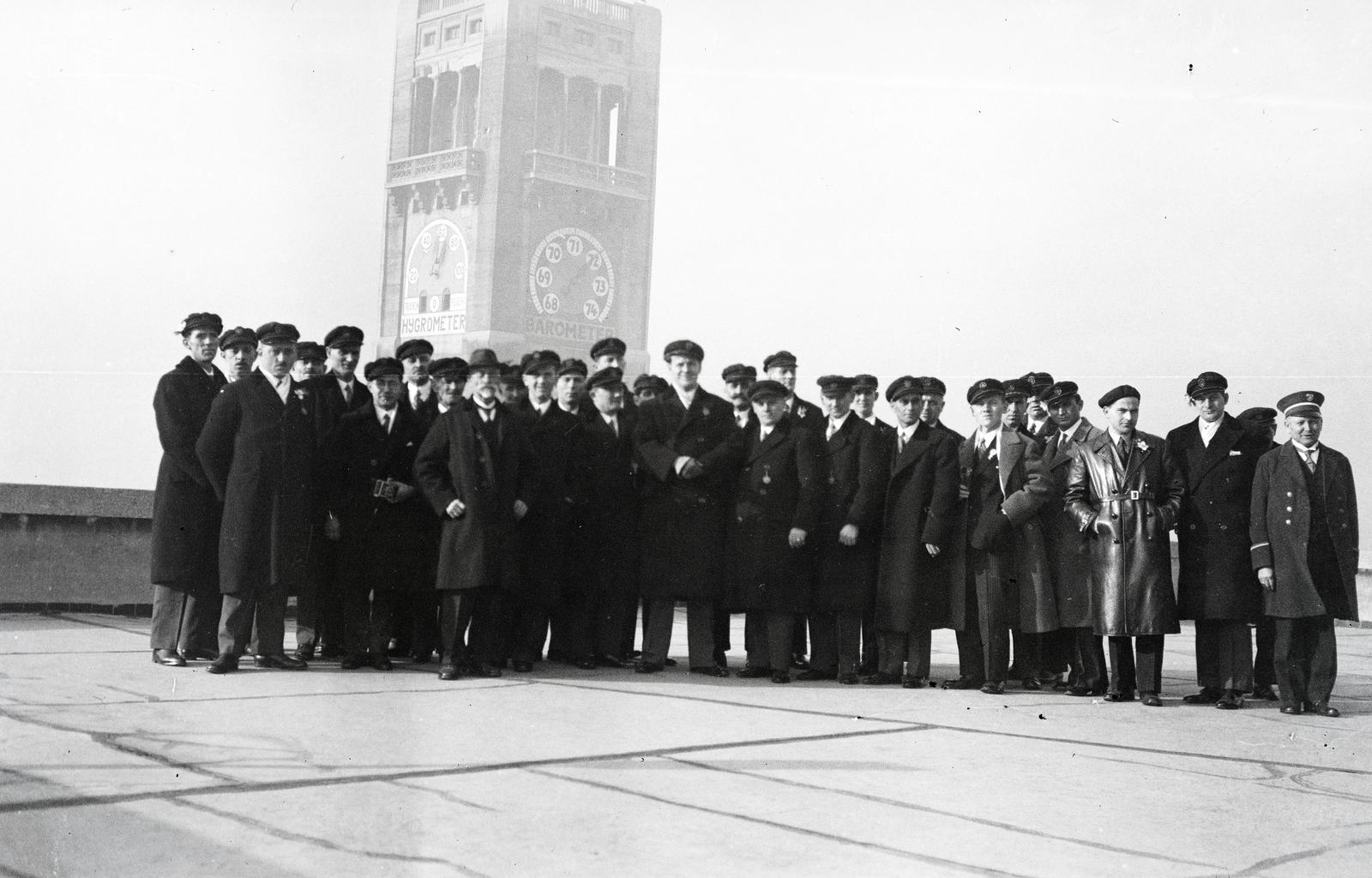 Németország, München, Museumsinsel, Deutsches Museum, háttérben a múzeum időjárásjelző tornya. Az Országos Magyar Dalosszövetség küldöttsége., 1930, Nagy Emese, Fortepan #291695