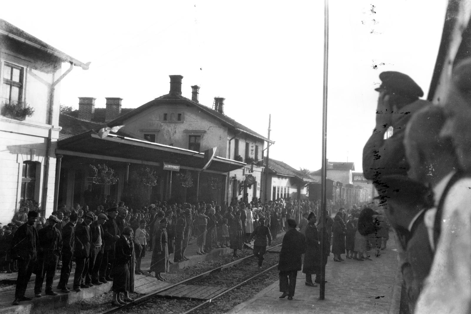 Bulgaria, Dragoman, az Országos Magyar Dalosszövetség küldöttségét szállító vonatszerelvény a pályaudvaron., 1933, Nagy Emese, waiting, Fortepan #291699