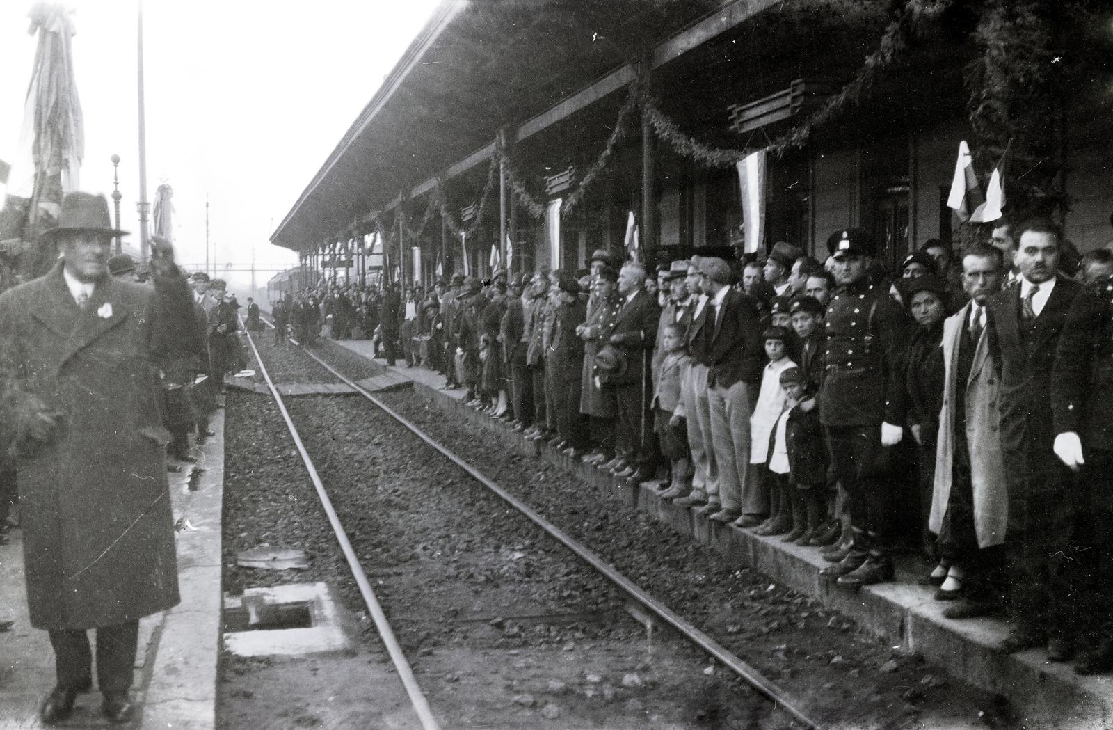 Bulgária, Szófia, pályaudvar, balra az Országos Magyar Dalosszövetség küldöttsége., 1933, Nagy Emese, Fortepan #291703