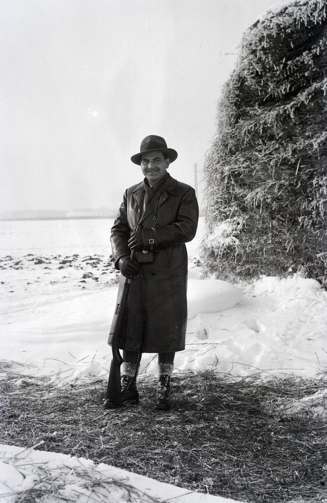 1935, Nagy Emese, gun, leather jacket, man, Fortepan #291711