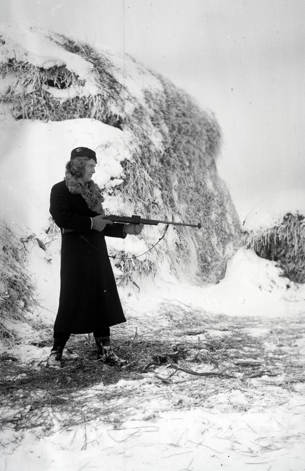 1935, Nagy Emese, hold in arms, gun, Fortepan #291712