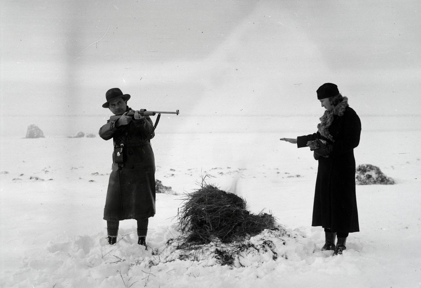 1935, Nagy Emese, tél, tűzrakás, puska, Fortepan #291713