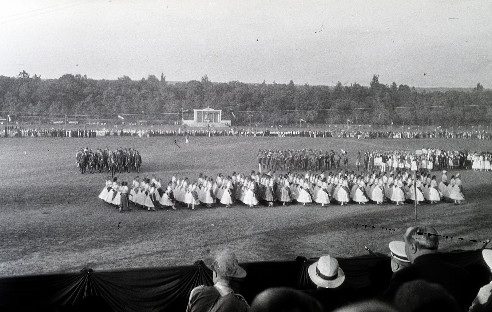 Hungary, Gödöllő, 4. Nemzetközi Cserkész Világtalálkozó (Jamboree). A felvétel Horthy Miklós kormányzó látogatása alkalmával készült a későbbi Tessedik Sámuel út mentén kialakított Arénában., 1933, Nagy Emese, jamboree, scouting, Fortepan #291716