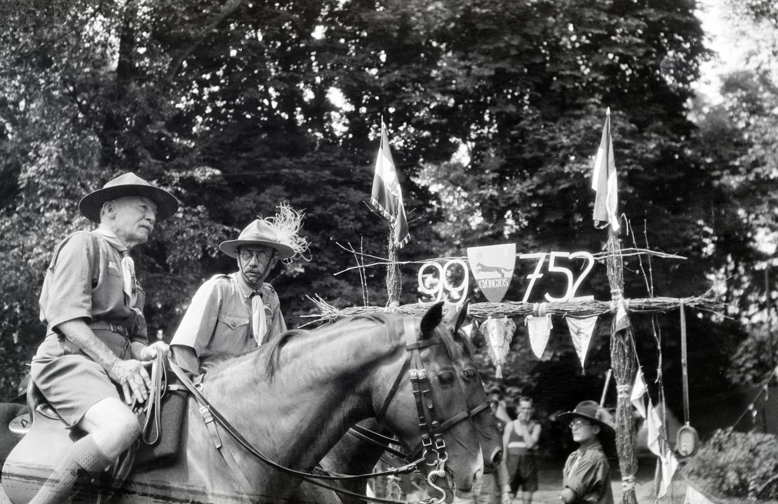 Magyarország, Gödöllő, 4. Nemzetközi Cserkész Világtalálkozó (Jamboree). Robert Baden-Powell a világ főcserkésze, mellette gróf Teleki Pál Magyarország főcserkésze. Mögöttük a gyöngyösi 752. sz. Vak Bottyán cserkészcsapat 25 főnyi táborának kapuja, mely Gyöngyös vidékével szoros összefüggést hirdetve szőlővesszőből készült és kulacs volt a kapudísz., 1933, Nagy Emese, Best of, cserkész, dzsembori, Fortepan #291717