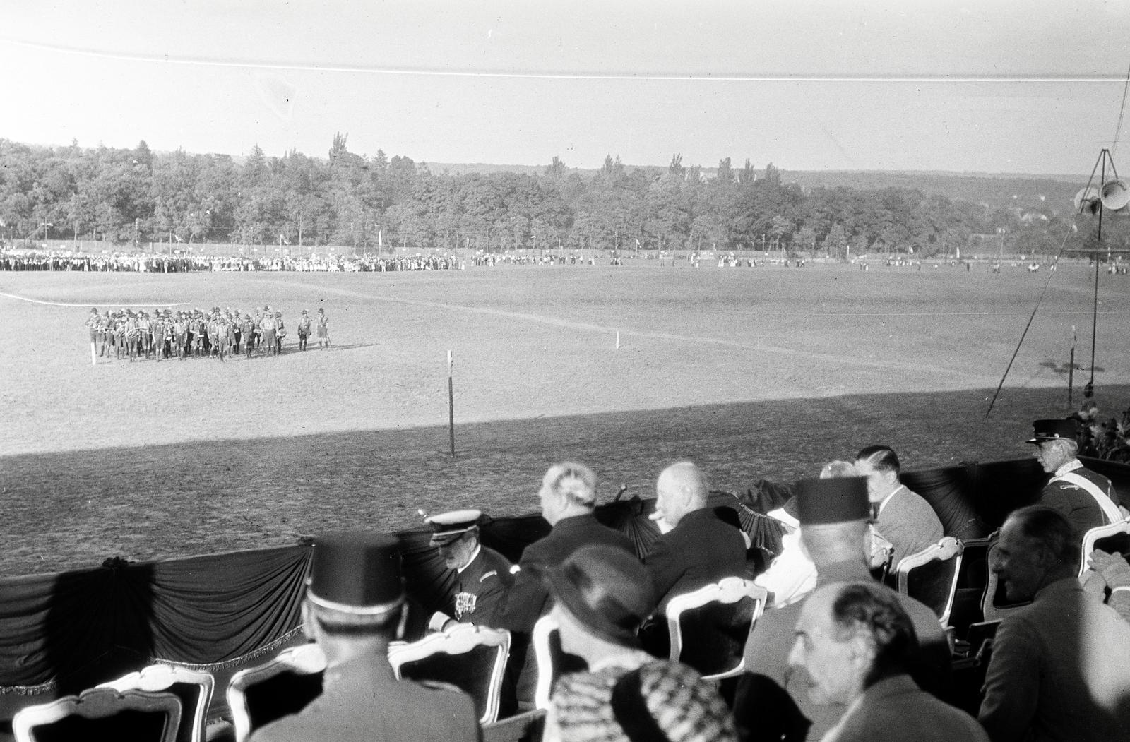 Magyarország, Gödöllő, 4. Nemzetközi Cserkész Világtalálkozó (Jamboree). A felvétel Horthy Miklós kormányzó látogatása alkalmával készült a későbbi Tessedik Sámuel út mentén kialakított Arénában., 1933, Nagy Emese, dzsembori, cserkész, Fortepan #291718