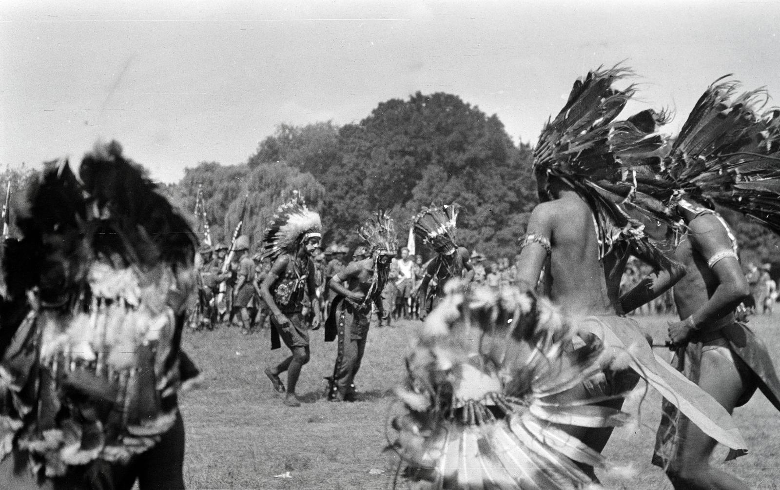 Magyarország, Gödöllő, 4. Nemzetközi Cserkész Világtalálkozó (Jamboree). Az amerikai cserkészek indián nagy haditánca, melynek végeztével az indiánfőnökök Teleki Pál grófot tiszteletbeli indiánfőnökké választották és egy nagy magyar nemzetiszínű tollbokrétával ajándékozták meg, melyet rögtön a fejére tettek., 1933, Nagy Emese, indián, fejdísz, jelmez, Fortepan #291723