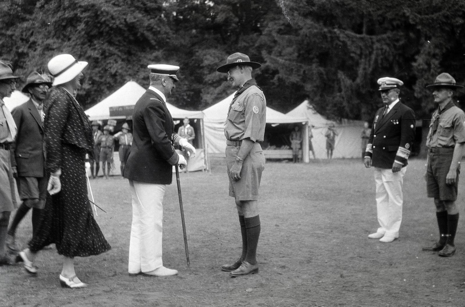 Magyarország, Gödöllő, 4. Nemzetközi Cserkész Világtalálkozó (Jamboree). A felvétel Horthy Miklós kormányzó látogatása alkalmával készült. A kép balszélén gróf Teleki Pál Magyarország főcserkésze és Éry Emil dr. a kisfiú-tábor parancsnoka., 1933, Nagy Emese, dzsembori, cserkész, Horthy Miklós-ábrázolás, Fortepan #291725