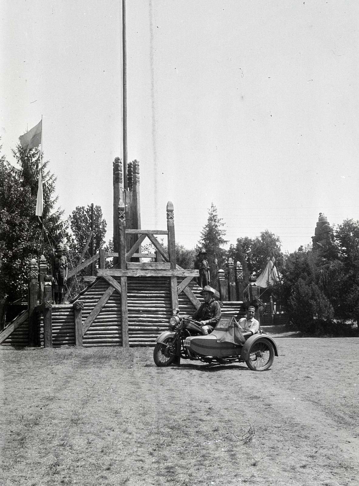 Hungary, Gödöllő, 4. Nemzetközi Cserkész Világtalálkozó (Jamboree). A tábor főárboca Robert Baden-Powell sátra előtt., 1933, Nagy Emese, Méray-brand, Fortepan #291731