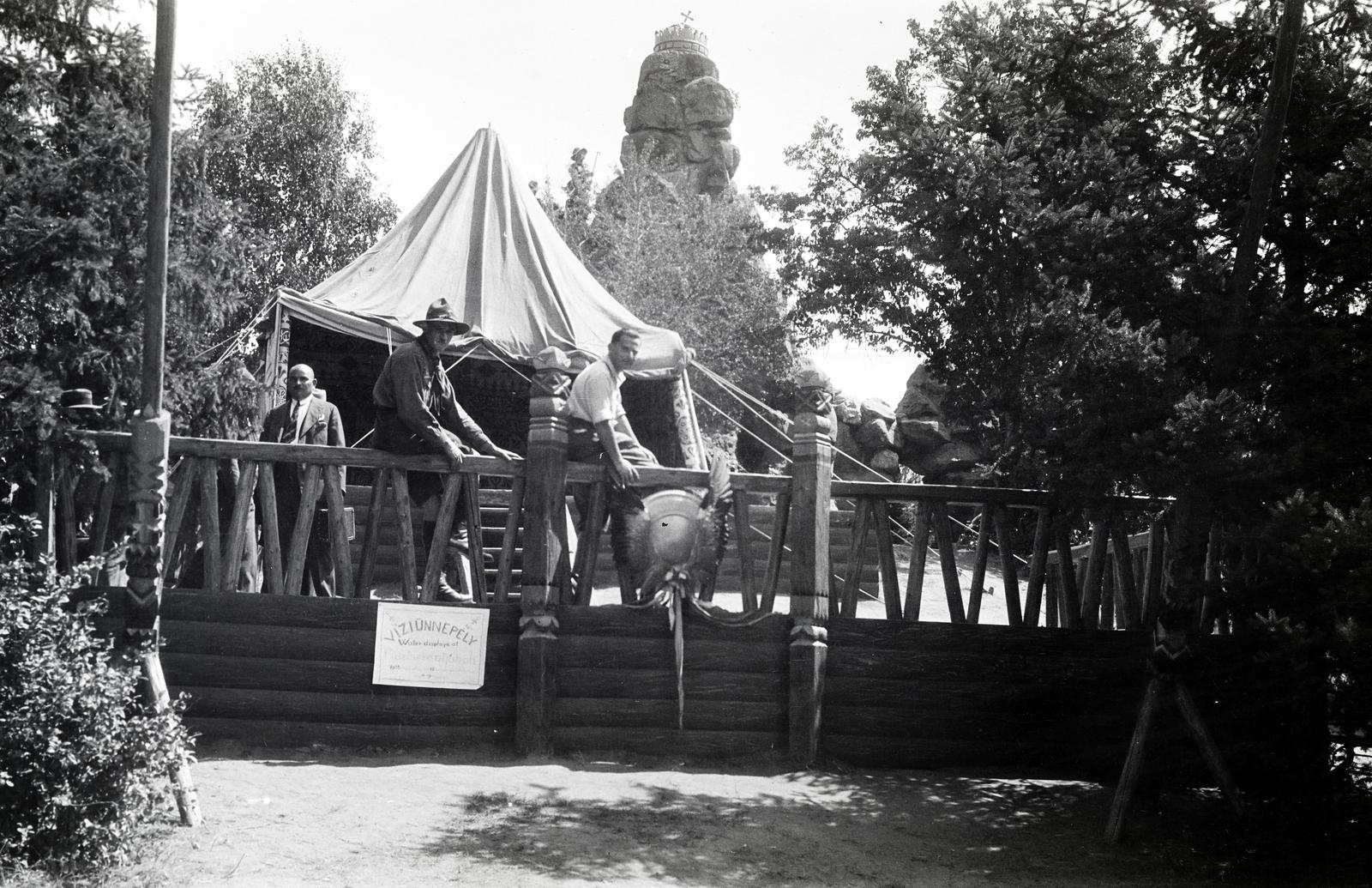 Hungary, Gödöllő, 4. Nemzetközi Cserkész Világtalálkozó (Jamboree). Erzsébet-park, Robert Baden-Powell a világ főcserkészének díszsátra. Háttérben Zala György szobrász tervei alapján készült sziklahalom (Erzsébet királyné szobra mögött), tetején fehér mészkőből faragott királyi koronával., 1933, Nagy Emese, sitting on a handrail, Fortepan #291732