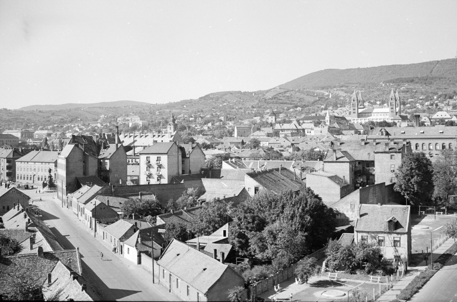 Hungary, Pécs, látkép a Jókai Mór utca felől a Bálicstető felé nézve. A kép bal oldalán a Majláth utca látszik., 1966, Építésügyi Dokumentációs és Információs Központ, VÁTI, picture, Fortepan #29174