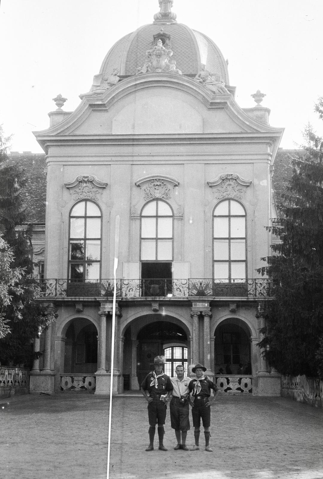 Magyarország, Gödöllő, 4. Nemzetközi Cserkész Világtalálkozó (Jamboree). A Gödöllői Királyi Kastély főbejárata., 1933, Nagy Emese, sérült kép, karok a vállon, Fortepan #291741