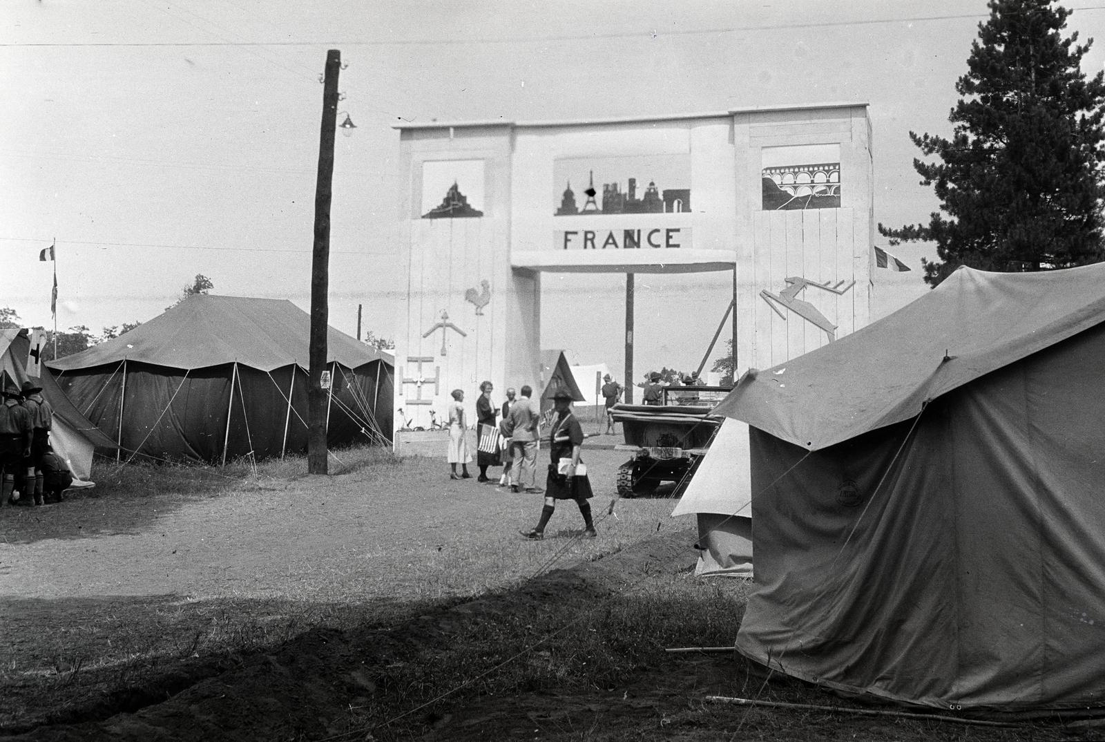 Hungary, Gödöllő, 4. Nemzetközi Cserkész Világtalálkozó (Jamboree). Franciaország cserkészeinek táborkapuja az Arc de Triomphe utánzata., 1933, Nagy Emese, Fortepan #291743
