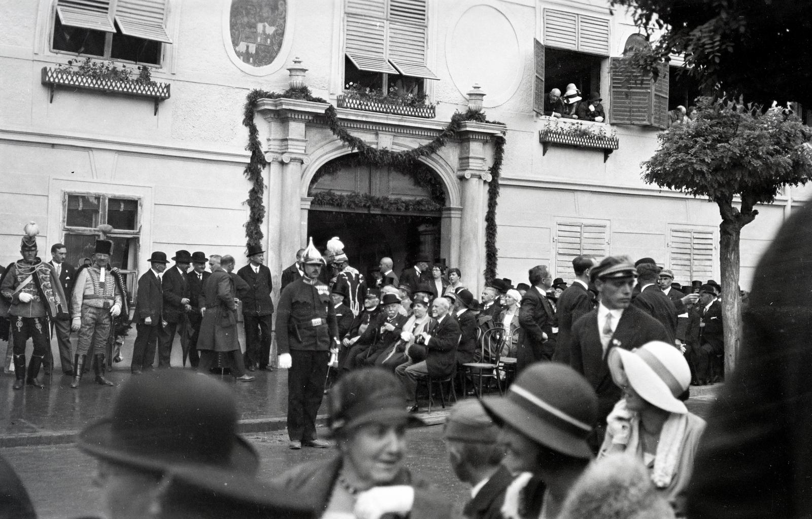 Hungary, Kőszeg, Jurisics tér, a kőszegi várostrom négy századik évfordulója alkalmával rendezett ünnepség résztvevői a Városház aelőtt., 1932, Nagy Emese, waiting, Fortepan #291746
