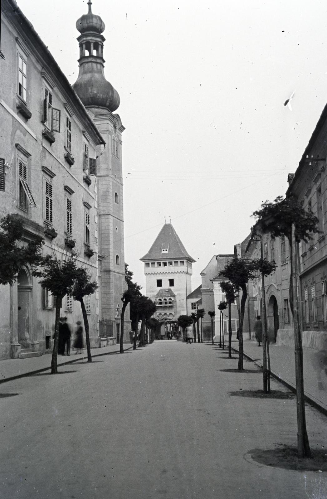 Hungary, Kőszeg, Rajnis utca a Jurisics tér felé nézve. Szemben a Szent Imre-templom tornya és a Hősök kapuja., 1932, Nagy Emese, street view, alley, Fortepan #291755