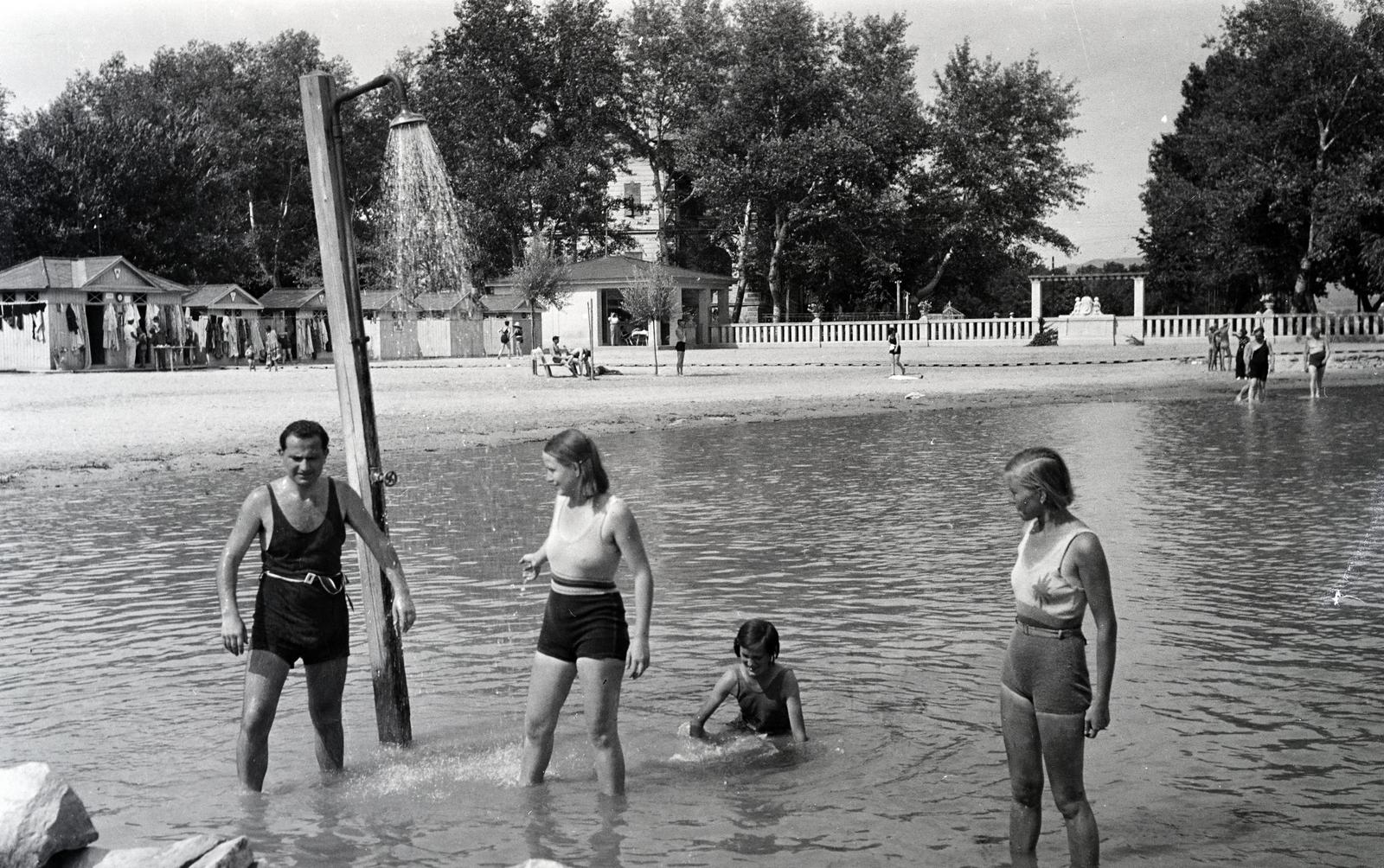 Hungary,Lake Balaton, Keszthely, strand, háttérben a fák takarásában a Hullám szálló., 1934, Nagy Emese, Fortepan #291758