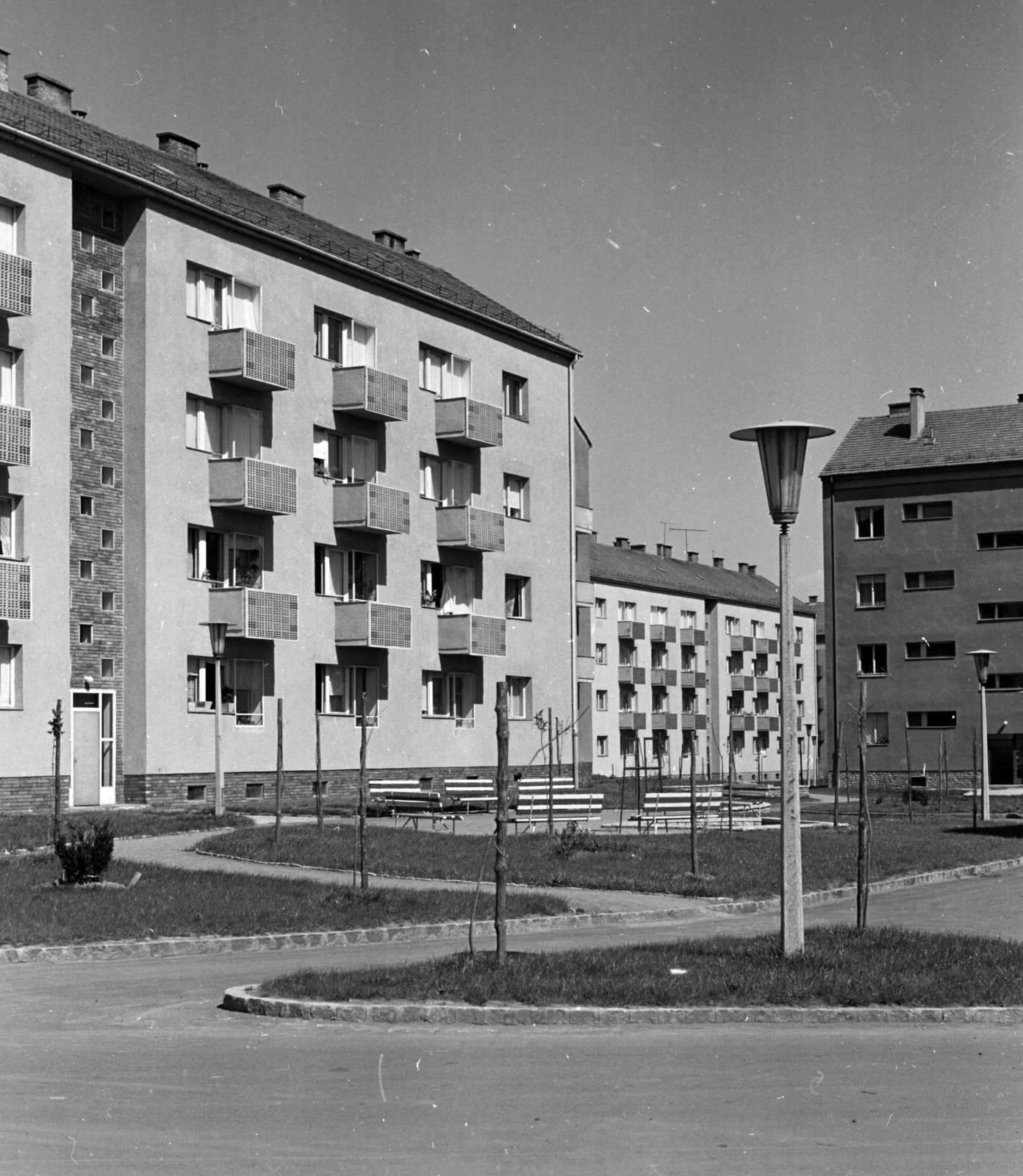 Hungary, Uránváros, Pécs, Páfrány utcai házak., 1960, Építésügyi Dokumentációs és Információs Központ, VÁTI, street furniture, blocks, lamp post, bench, Fortepan #29176