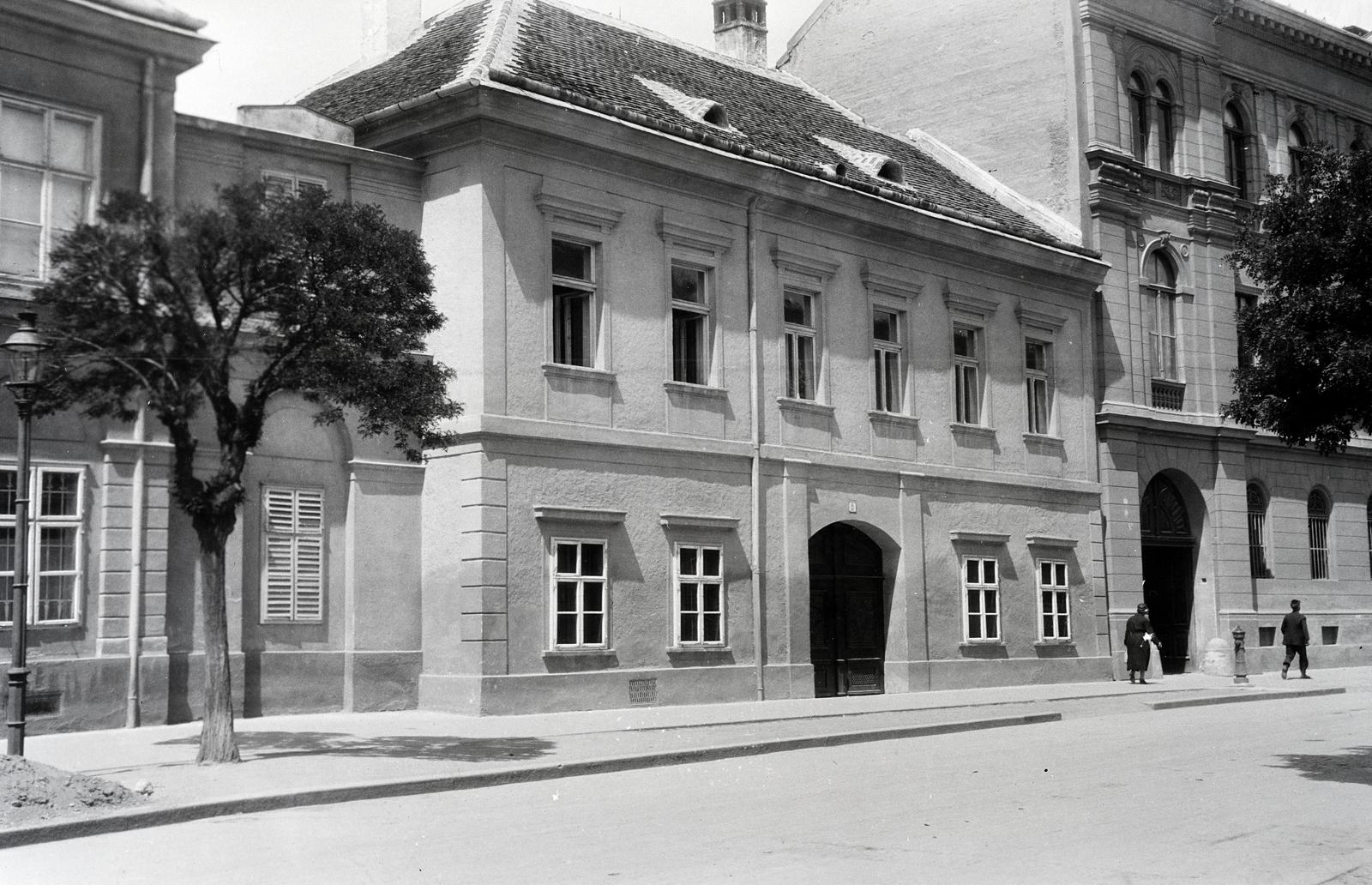 Hungary, Szombathely, Szily János utca, középen az 5. szám alatt Csődy Pál kanonok háza, jobbra a 7. szám alatt a Szombathelyi Törvényszék épülete, 1934, Nagy Emese, Fortepan #291765