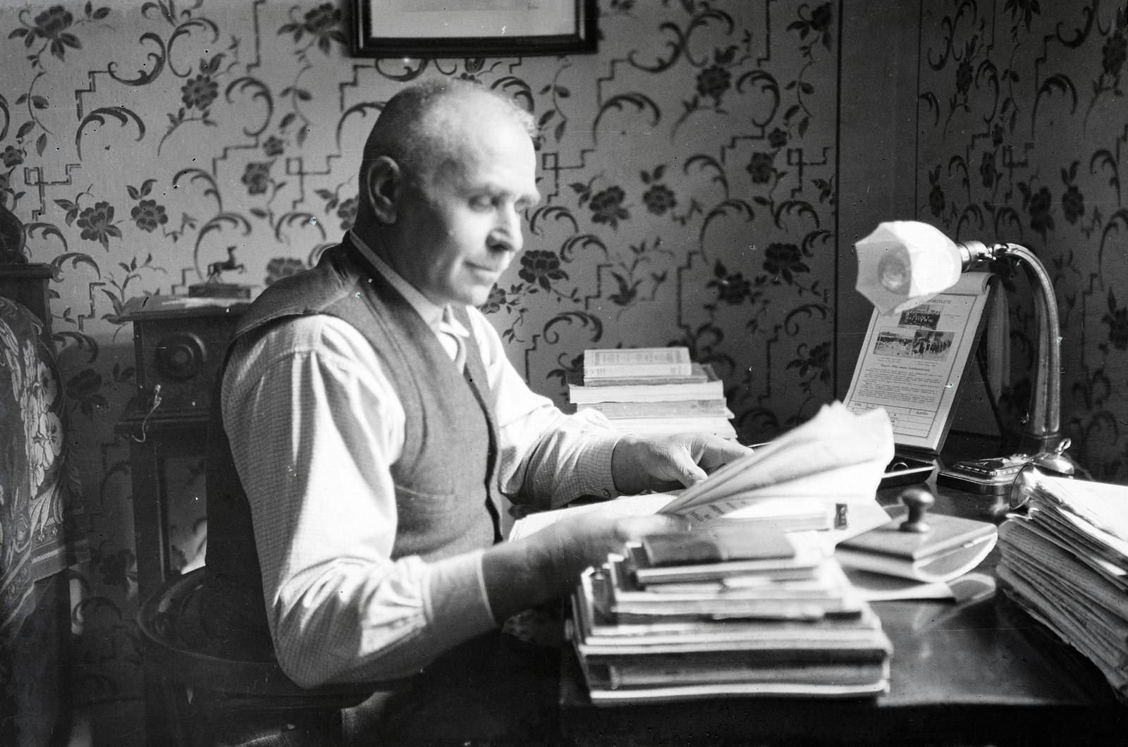 1934, Nagy Emese, tapéta, olvasás, olvasólámpa, iratköteg, férfi, Fortepan #291767