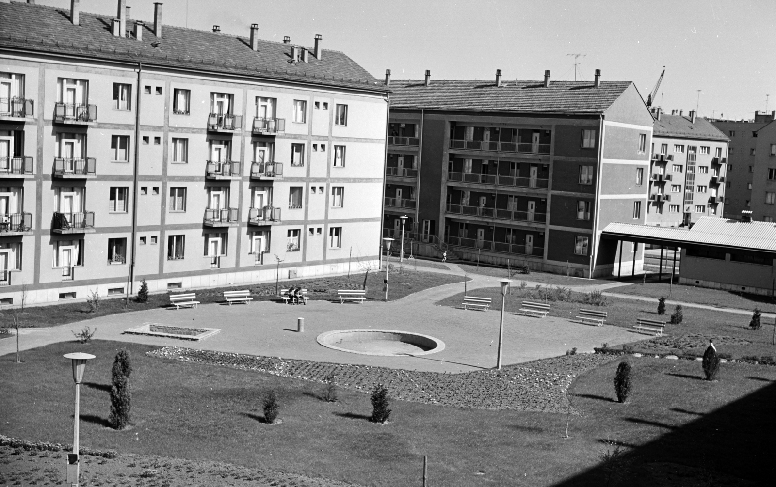 Hungary, Uránváros, Pécs, balról a Hajnóczy út, szemben a Kőrösi Csoma Sándor utca épületei., 1960, Építésügyi Dokumentációs és Információs Központ, VÁTI, street furniture, blocks, lamp post, bench, Fortepan #29177