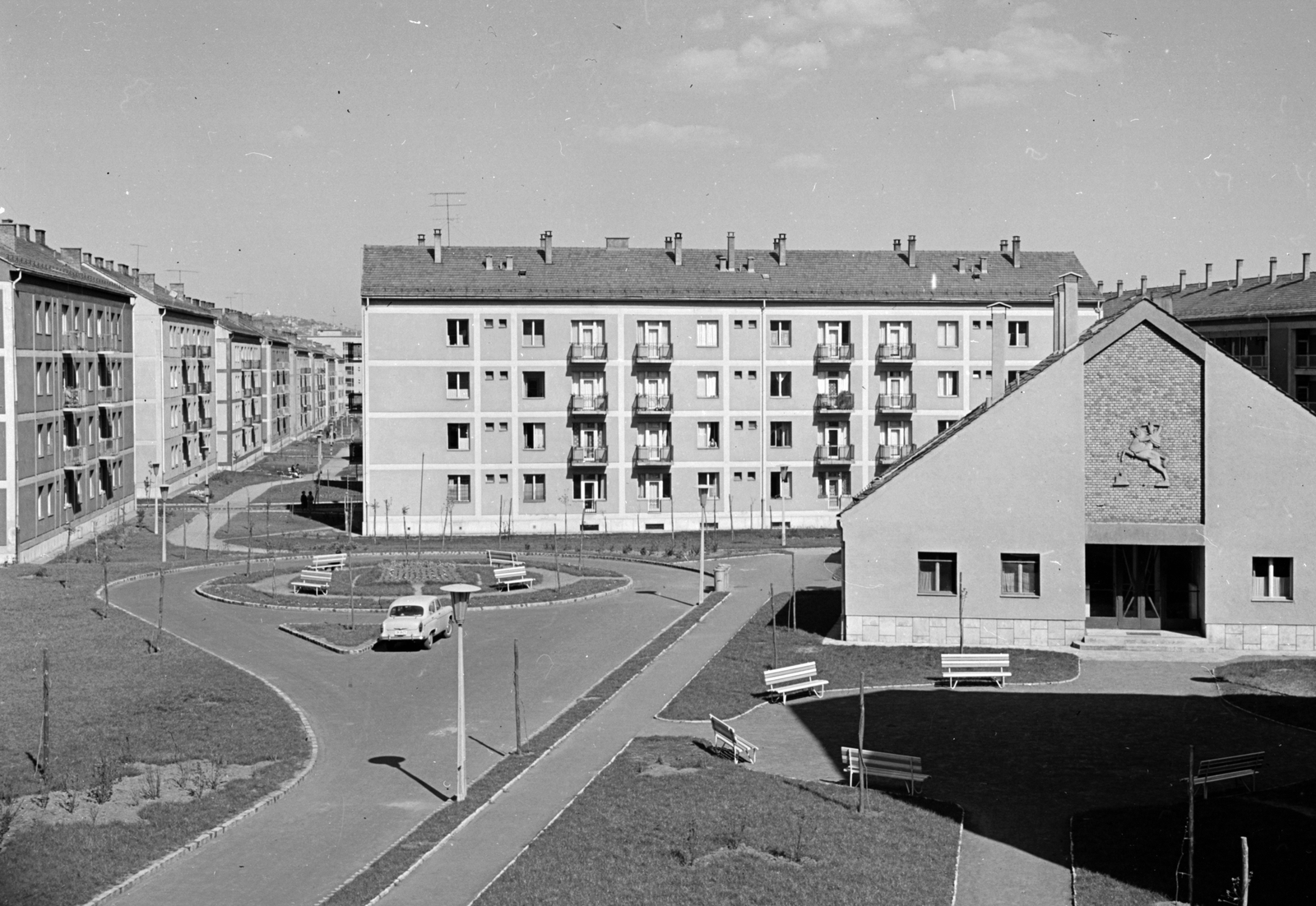 Hungary, Uránváros, Pécs, Hajnóczy úti házak a Türr István utca felől, jobbra az óvoda., 1960, Építésügyi Dokumentációs és Információs Központ, VÁTI, street furniture, blocks, street view, Moskvitch-brand, relief, lamp post, bench, wall picture, Fortepan #29179