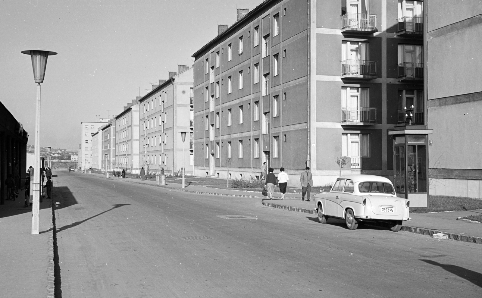 Hungary, Uránváros, Pécs, Hajnóczy út északi része a belváros felé nézve., 1961, Építésügyi Dokumentációs és Információs Központ, VÁTI, German brand, Trabant-brand, automobile, number plate, Fortepan #29180