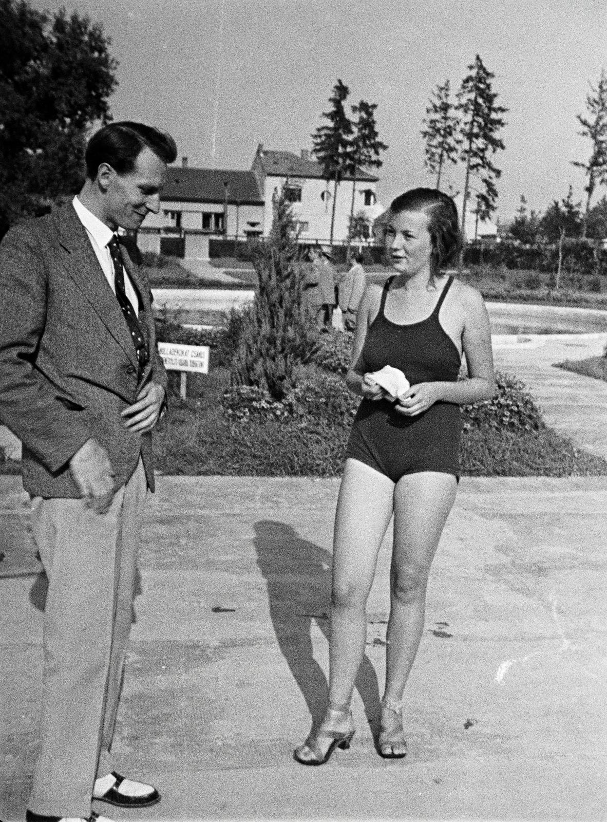 Hungary, Szombathely, Strandfürdő, a felvétel a parkban készült., 1941, Nagy Emese, flower bed, Fortepan #291808