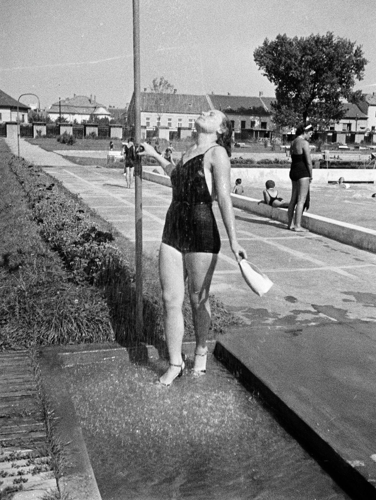 1941, Nagy Emese, bathing suit, beach, shower, Fortepan #291809