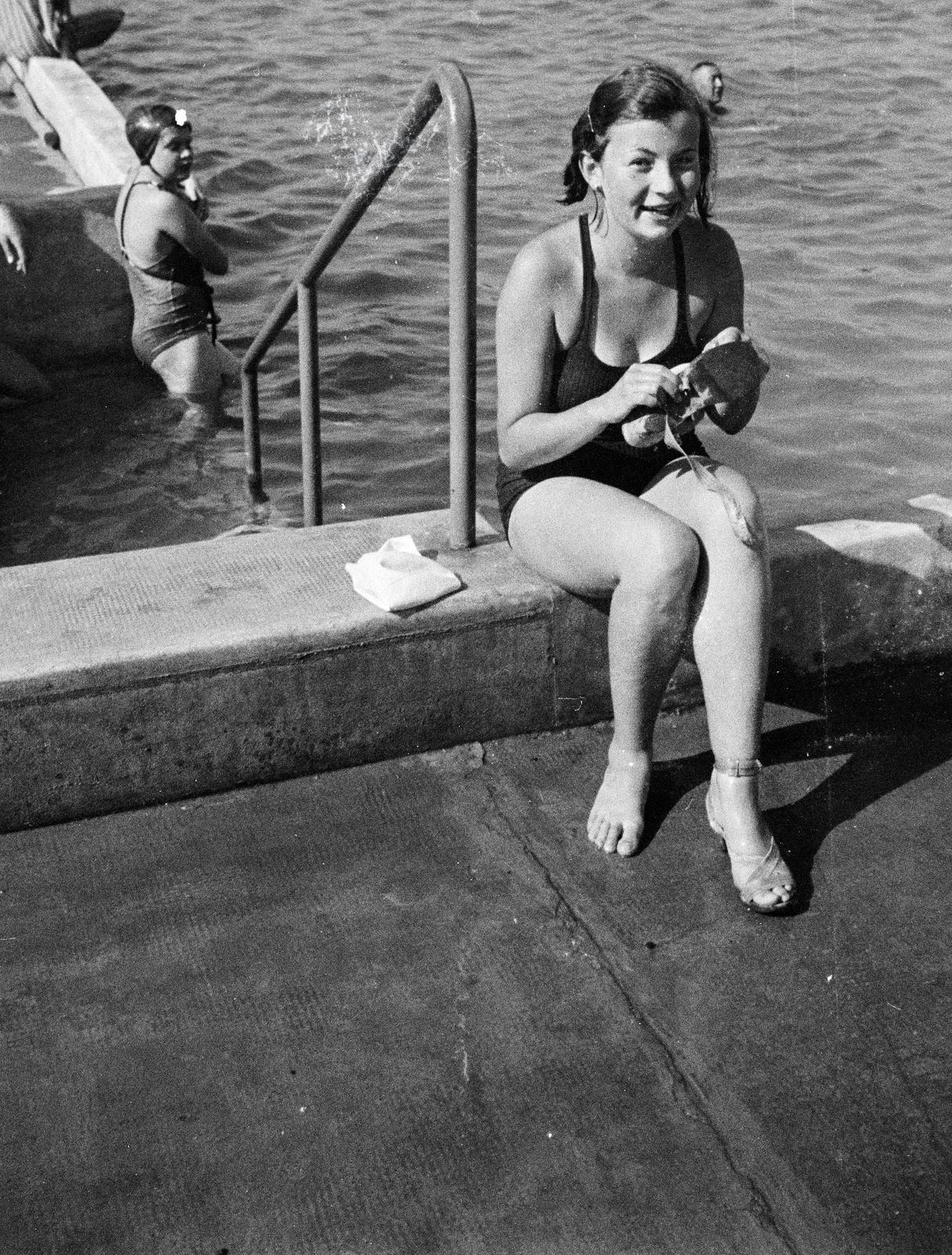 Hungary, Szombathely, Strandfürdő, a felvétel az úszómedence partján készült., 1941, Nagy Emese, Fortepan #291811