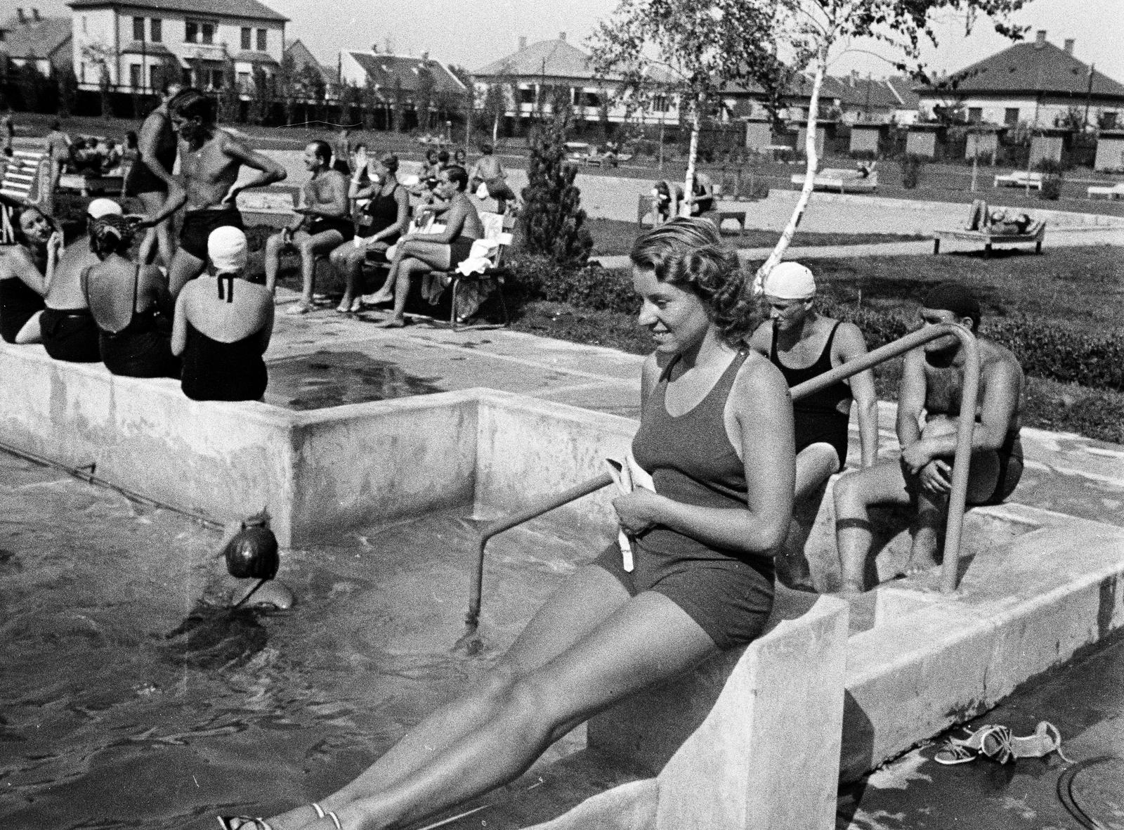 Magyarország, Szombathely, Strandfürdő, a felvétel az úszómedence partján készült., 1941, Nagy Emese, Fortepan #291813