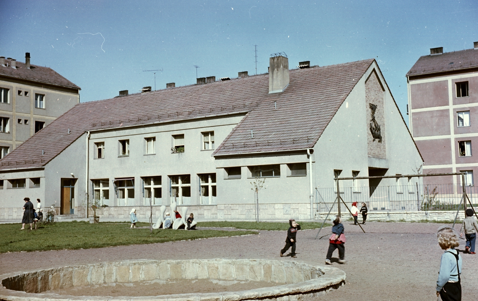 Hungary, Uránváros, Pécs, Hajnóczy utcai óvoda., 1963, Építésügyi Dokumentációs és Információs Központ, VÁTI, colorful, relief, nursery, sandpit, Fortepan #29182