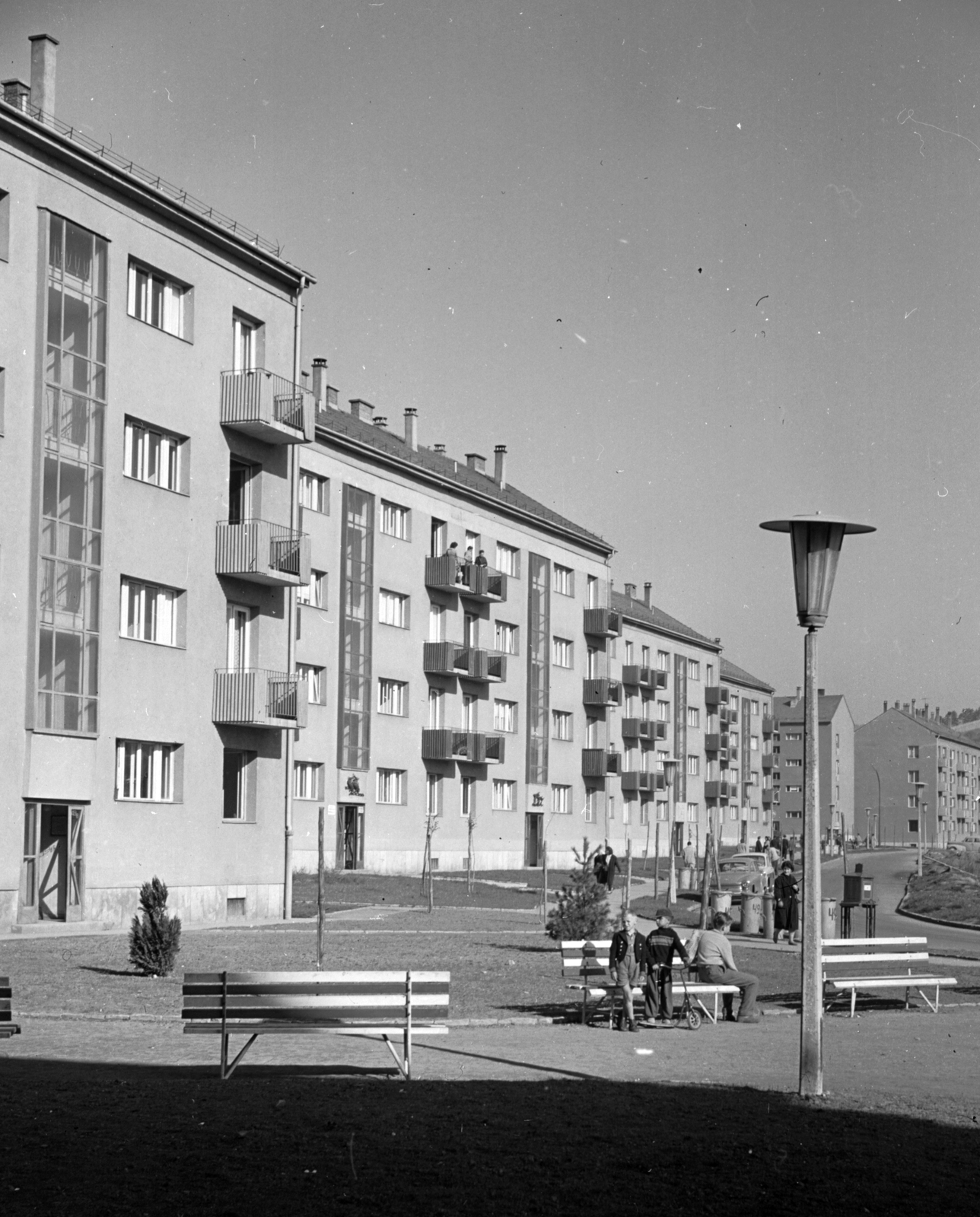 Hungary, Uránváros, Pécs, Bánki Donát utca az Alpári Gyula utca felől., 1960, Építésügyi Dokumentációs és Információs Központ, VÁTI, street furniture, blocks, street view, genre painting, lamp post, letter box, bench, dustbin, Fortepan #29183