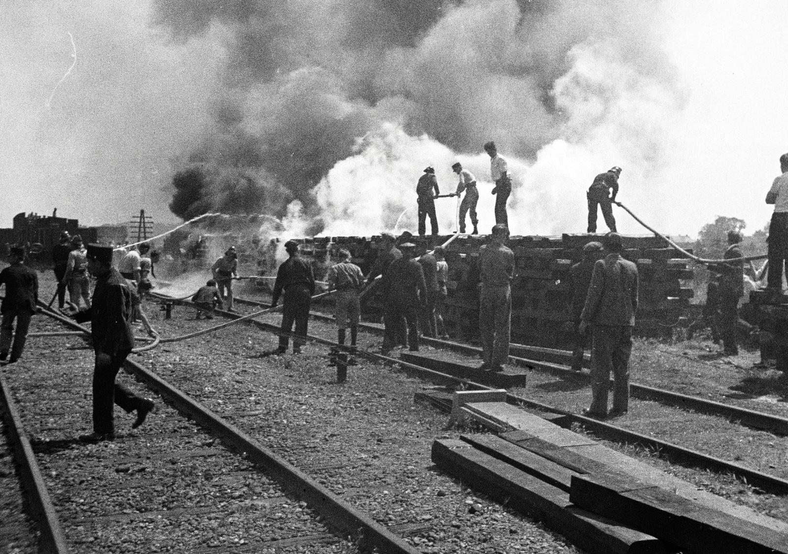 Hungary, Szombathely, a teherpályaudvaron fölhalmozott nagy mennyiségű, kátránnyal átitatott új talpfát egy mozdonyból kipattant szikra lobbantotta lángra., 1936, Nagy Emese, firefighter, sleeper, Fortepan #291838