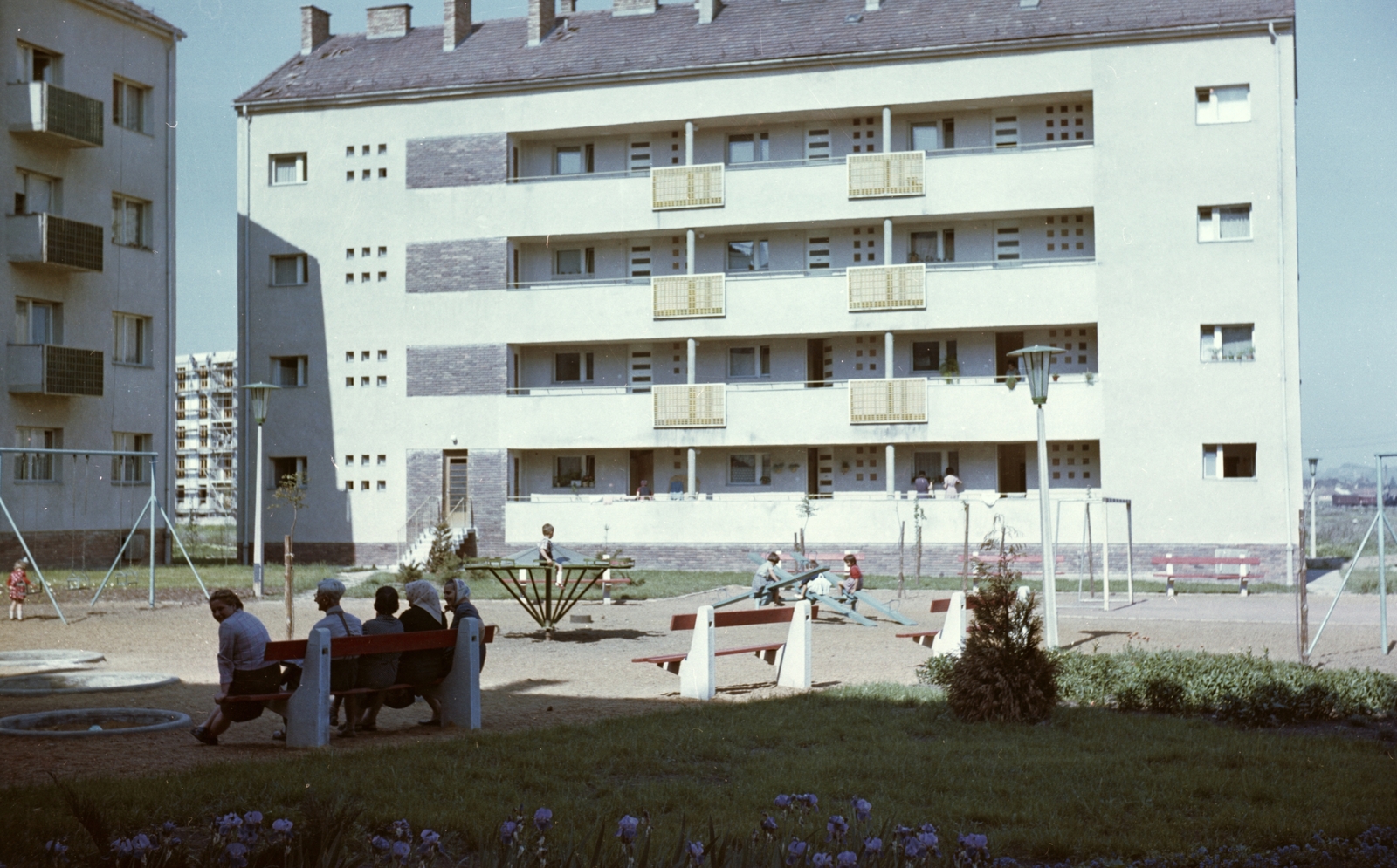 Magyarország, Uránváros, Pécs, Bánki Donát utca., 1966, Építésügyi Dokumentációs és Információs Központ, VÁTI, játszótér, utcabútor, libikóka, színes, hinta, Fortepan #29185