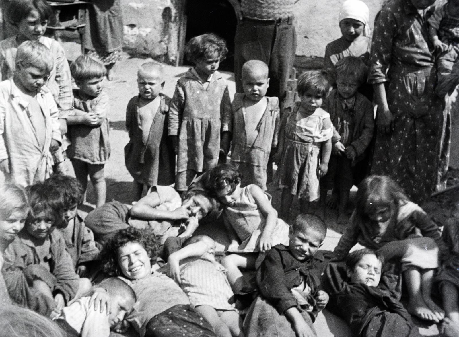 Austria, Mühlgasse, cigánytelep., 1936, Nagy Emese, kids, Fortepan #291853