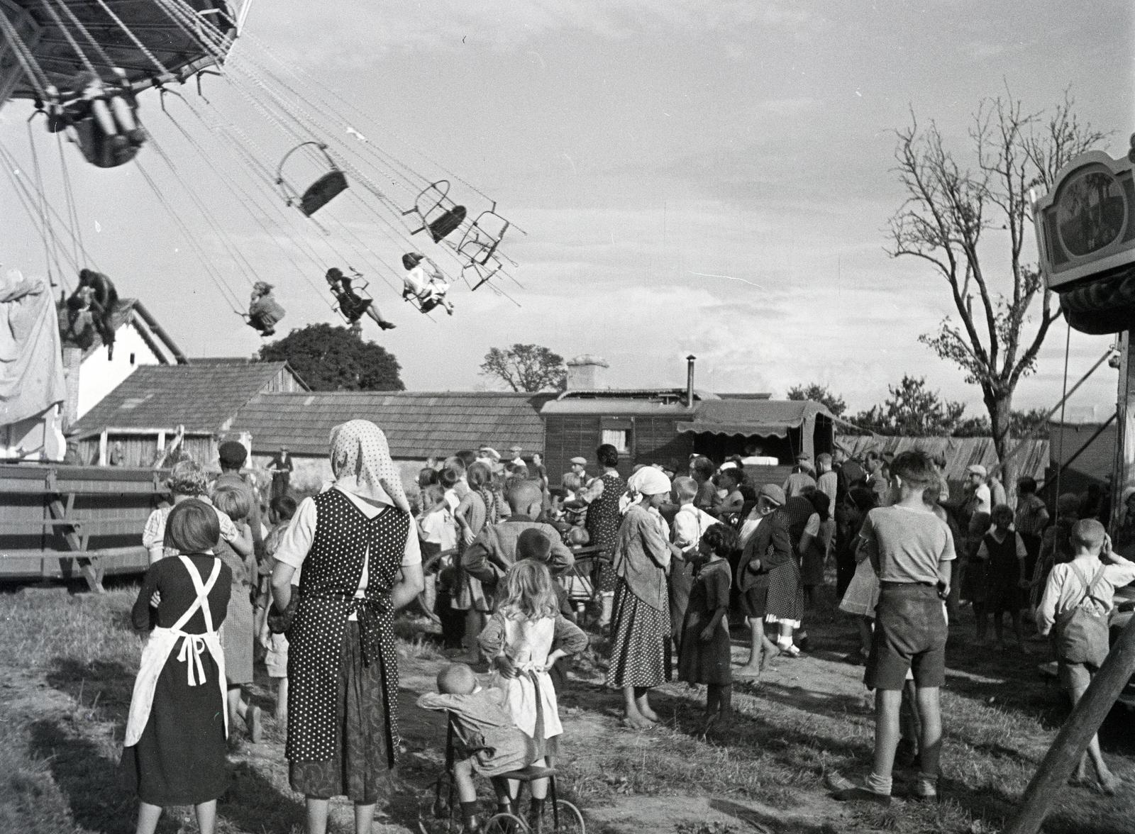 Ausztria, Pinkafő, a felvétel egy búcsúban készült., 1936, Nagy Emese, körhinta, sokadalom, Fortepan #291859
