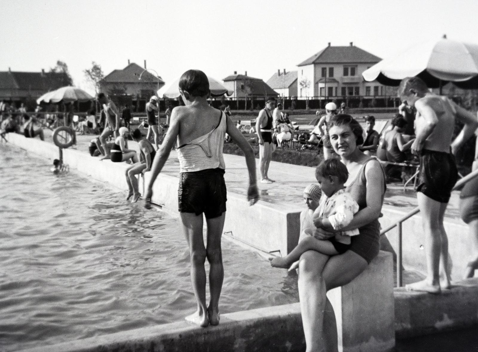 Hungary, Szombathely, Strandfürdő, a felvétel az úszómedence partján készült., 1940, Nagy Emese, Fortepan #291869