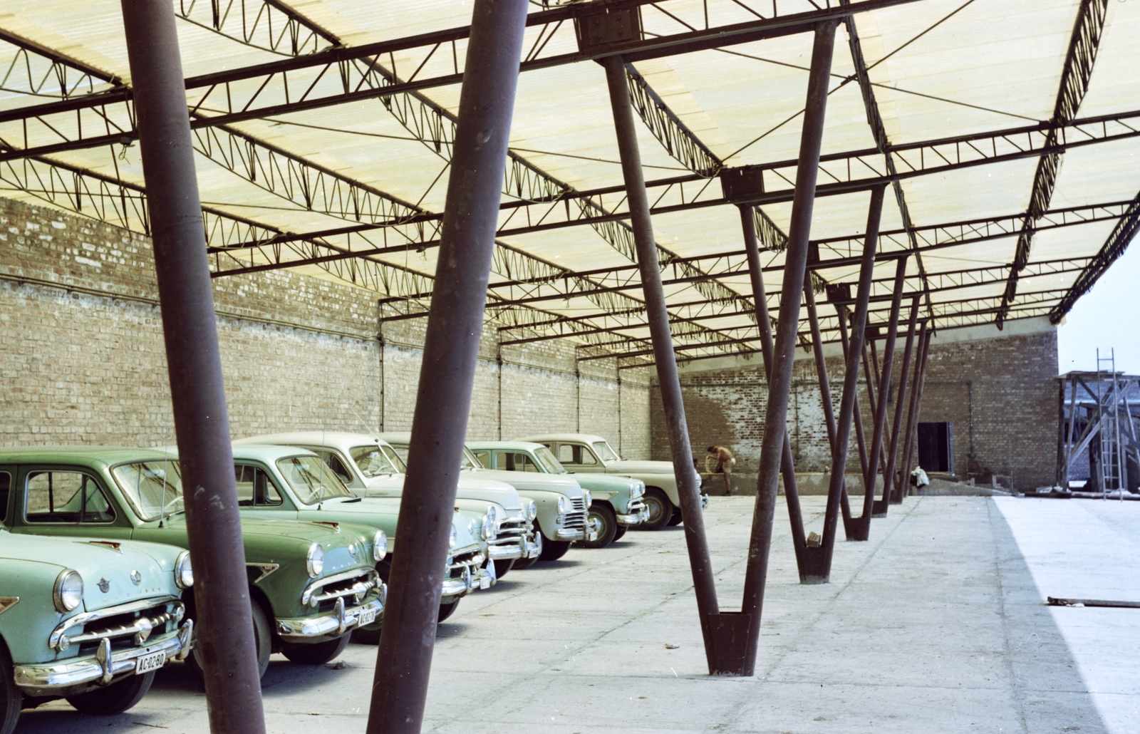 Hungary, Pécs, 1966, Építésügyi Dokumentációs és Információs Központ, VÁTI, colorful, Soviet brand, Moskvitch-brand, car park, automobile, M20 Pobieda, number plate, steel structure, Fortepan #29188