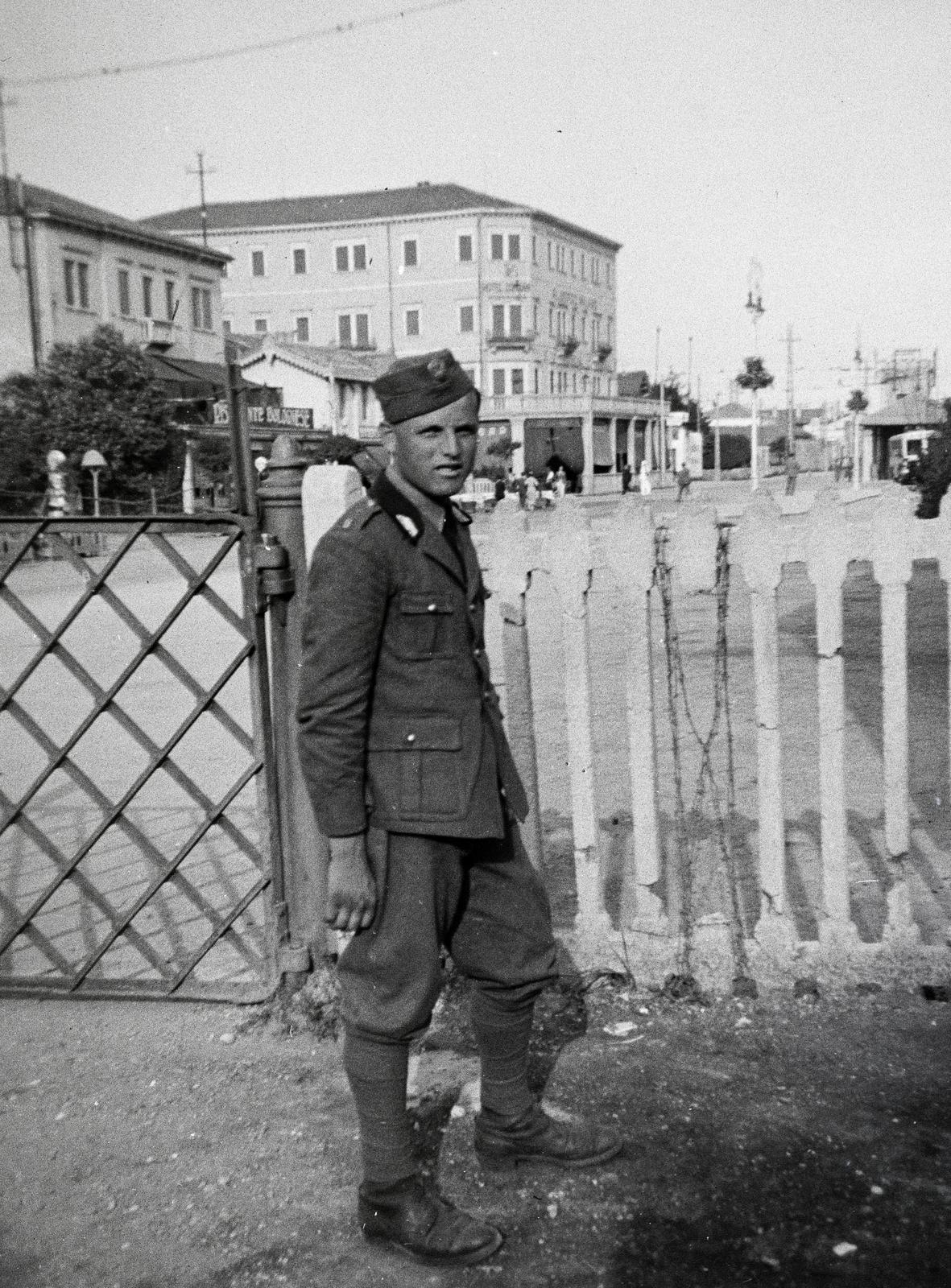 1935, Nagy Emese, kerítés, katona, Fortepan #291890