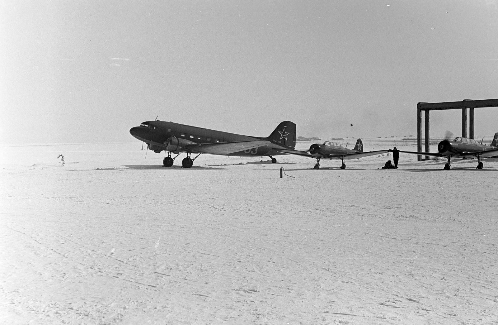 Oroszország, Boriszoglebszk, a V. P. Cskalovról elnevezett Boriszoglebszki Felső Katonai Repülőképző Iskola repülőtere., 1960, Dusik, repülőtér, Jakovlev Jak-18, Liszunov Li-2, repülőgép, Szovjetunió, Fortepan #291911