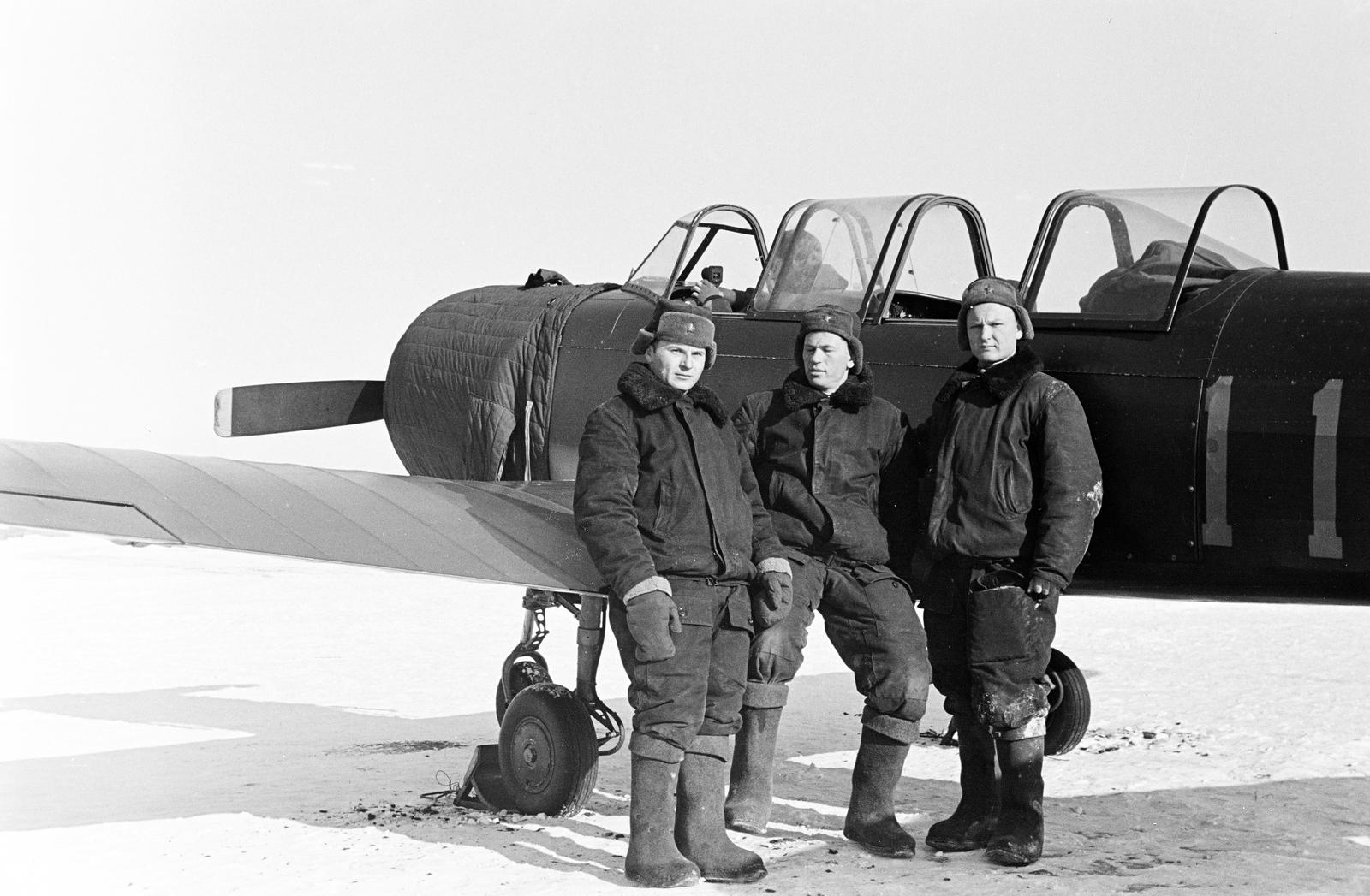 Russia, a V. P. Cskalovról elnevezett Boriszoglebszki Felső Katonai Repülőképző Iskola repülőtere., 1960, Dusik, three people, pilot, airplane, Soviet Union, Fortepan #291915