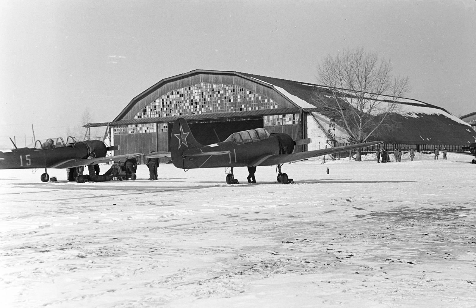 Russia, a V. P. Cskalovról elnevezett Boriszoglebszki Felső Katonai Repülőképző Iskola repülőtere. JAK-18 kiképző repülőgépek., 1960, Dusik, airport, hangar, airplane, Red Star, Soviet Union, Fortepan #291917