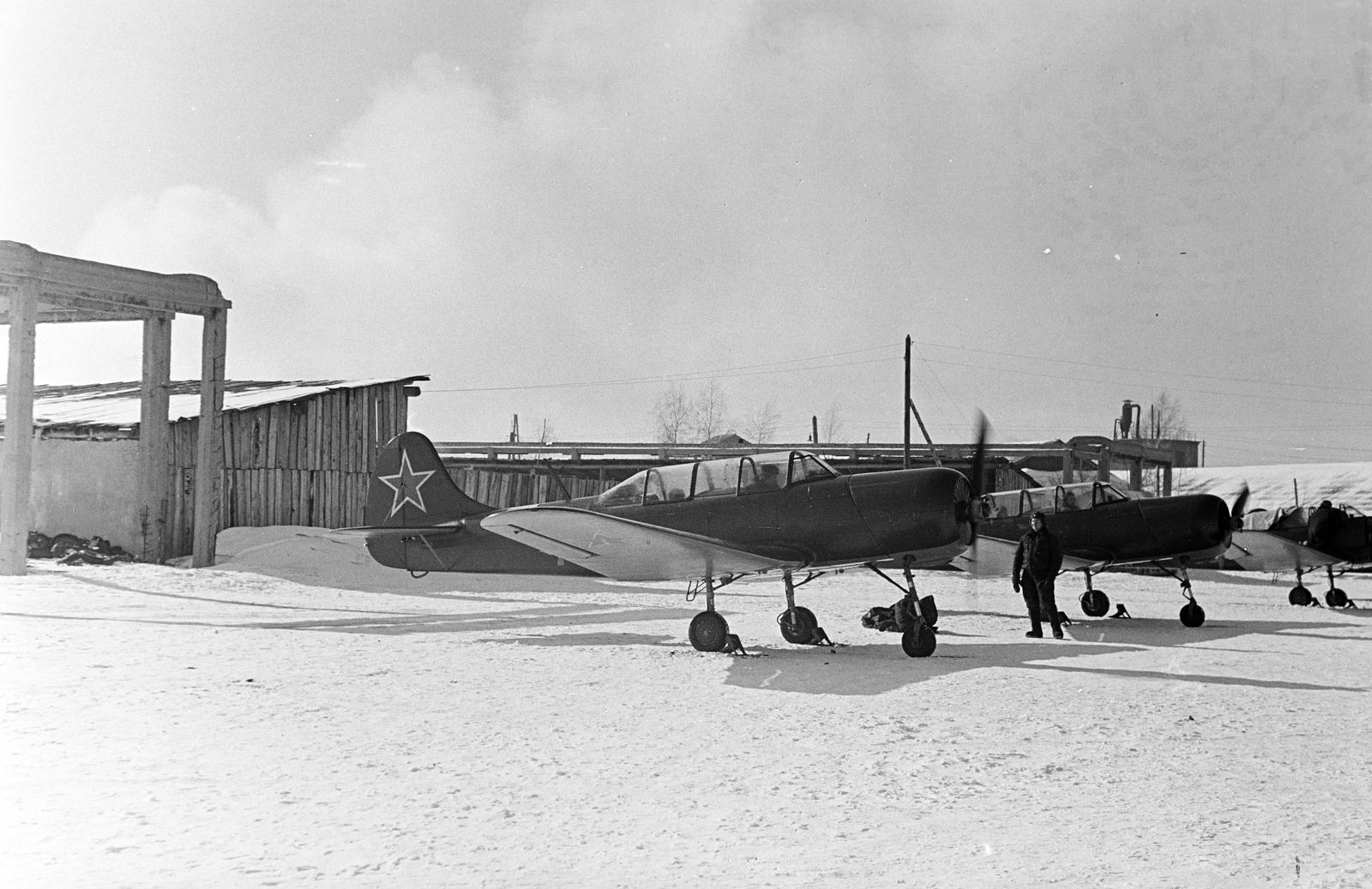 1960, Dusik, airport, airplane, Red Star, Fortepan #291919