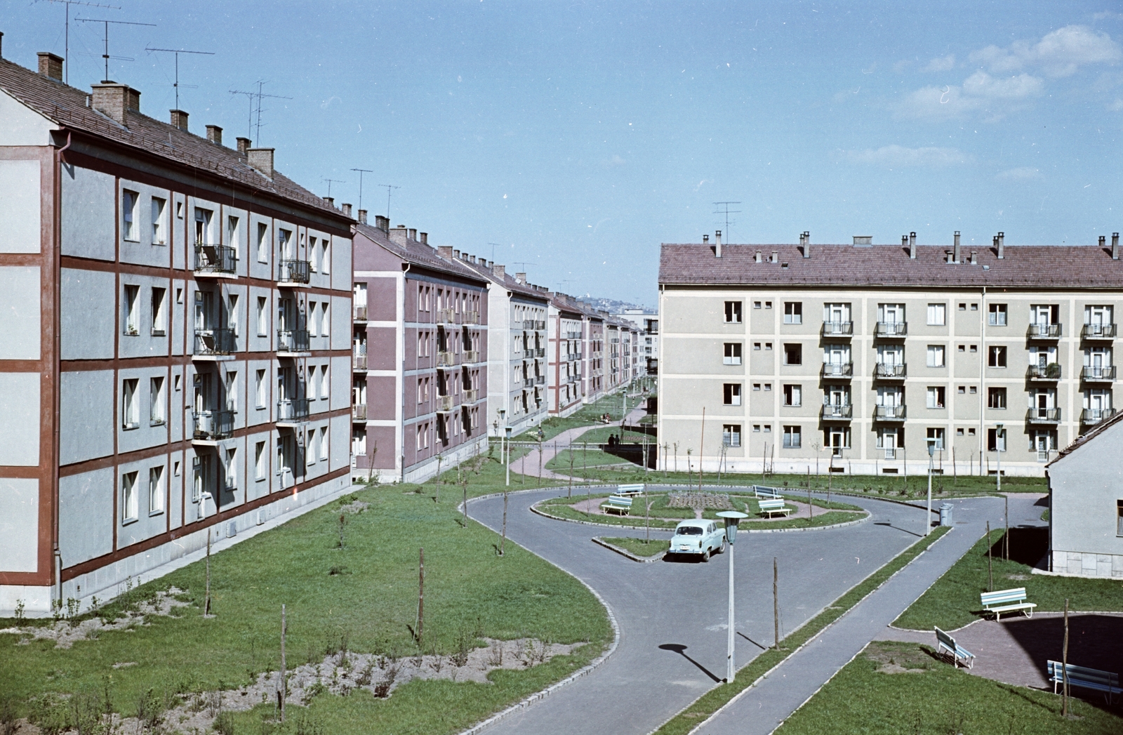 Hungary, Uránváros, Pécs, Hajnóczy úti házak a Türr István utca felől., 1960, Építésügyi Dokumentációs és Információs Központ, VÁTI, street furniture, colorful, blocks, street view, Moskvitch-brand, lamp post, bench, Fortepan #29192