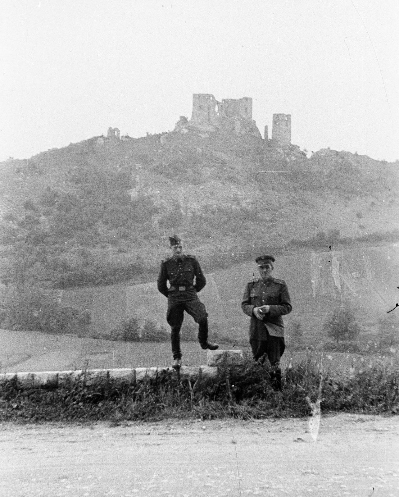 Magyarország, Csesznek, a felvétel a 82-es főúton készült háttérben a vár., 1955, Dusik, vár, várrom, katona, Fortepan #291930