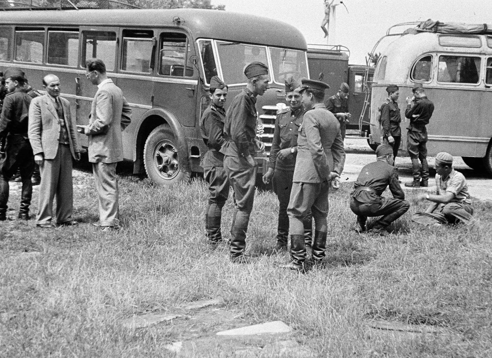 Magyarország, Pannonhalma, (Győrszentmárton), a felvétel a Pannonhalmi Bencés Főapátság főkapuja előtt készült. Háttérben Boldogfalvi Farkas Sándor szobrászművész feszülete látható., 1955, Dusik, katona, pihenés, autóbusz, MÁVAG Tr5, Fortepan #291933