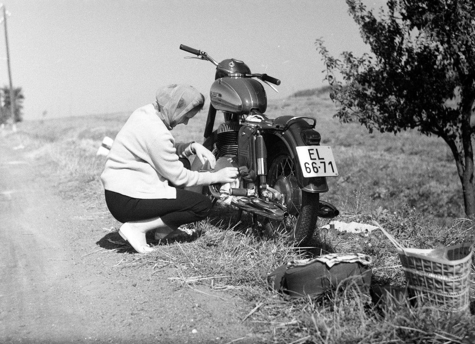 1963, Dusik, Jawa-márka, lányok-járművek, hölgy, motorkerékpár, rendszám, Fortepan #291935